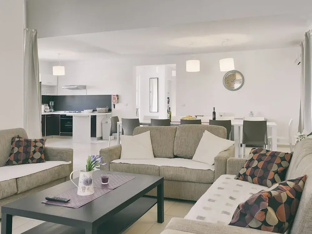 Luxurious Villa with Sauna & Hot Tub in Žminj