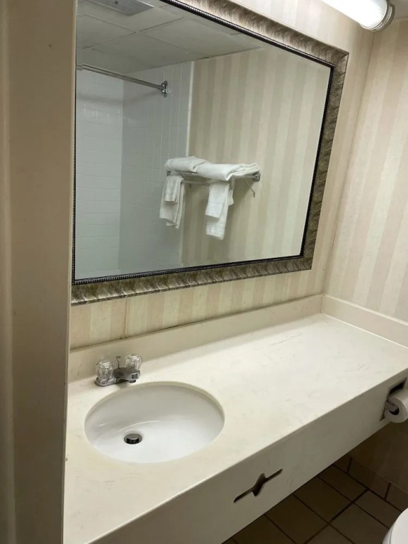 Royal Inn & Suites