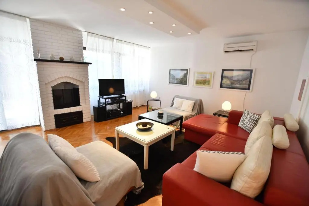 Villa Mina Kladovo, 5-Bedroom Villa with Pool for up to 12 People