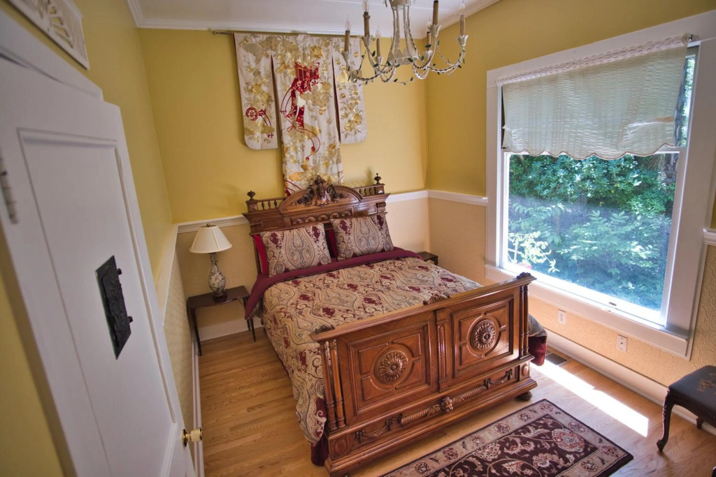 Regal Victorian Home in Downtown Calistoga