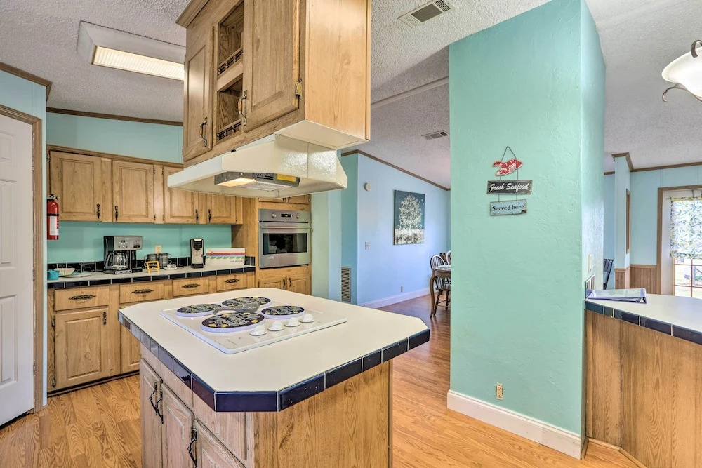 Steinhatchee Home w/ Boat Parking: 1 Mi to Marina
