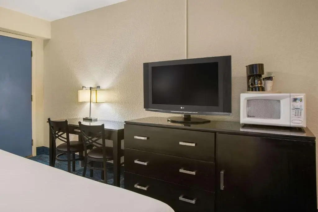 Days Inn by Wyndham Mackinaw City - Bridgeview Area