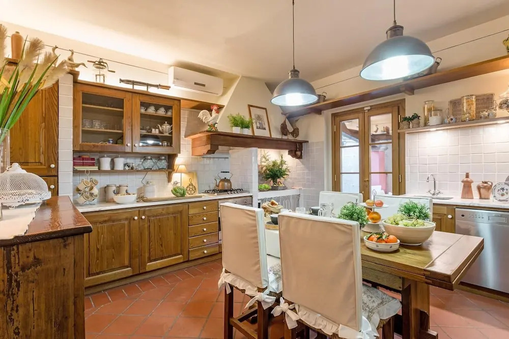 Villa Alberta, Panoramic 4 Bedrooms Farmhouse with Private Pool in Lucca close to Town Centre