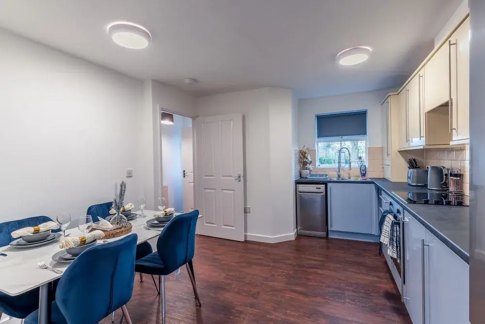 Stylish 3-bedroom House With Parking - Sleeps 6
