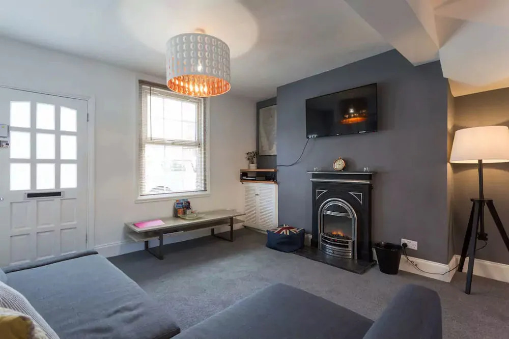 Hastings House - Modern 2 Bedroom House in Central Luton & Near Airport