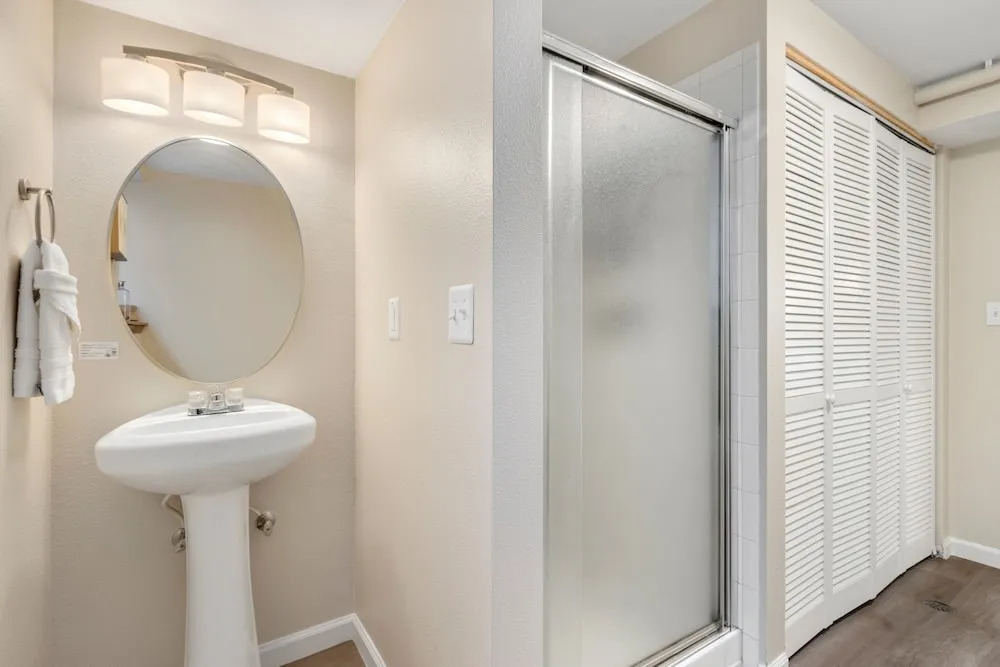 Downtown Windsor Home With Hot Tub & Pool Table