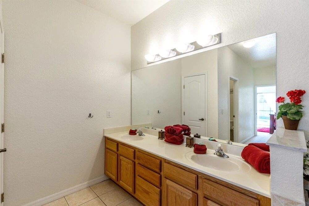 Stunning 4 Bed Pool Villa Located Just Minutes From the Orlando Area Attractions - 405