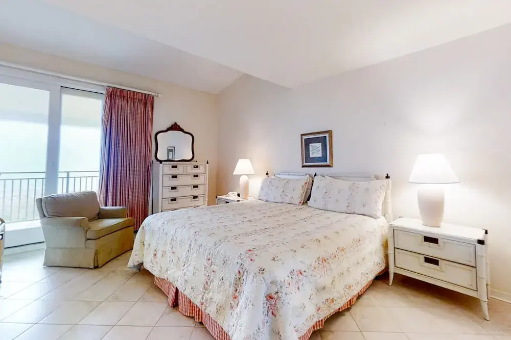 Oceanfront Condo With Spacious Balcony, Great Views, AC & Outdoor Pooloc
