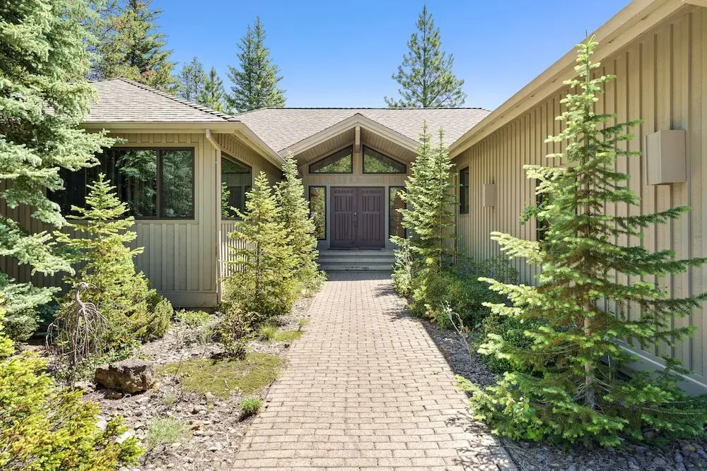 10 Tan Oak Home features Private Hot Tub and BBQ on the Deck by RedAwning