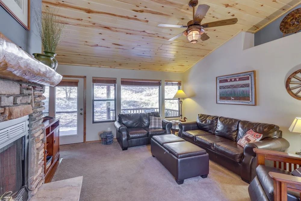 Relaxing Cabin w/ 2 Decks Near Fool Hollow Lake!