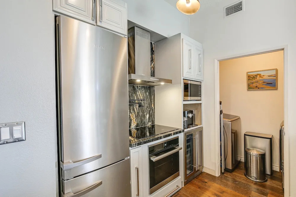Luxe Long Beach Condo w/ Pool: 1 Mi to Shoreline!