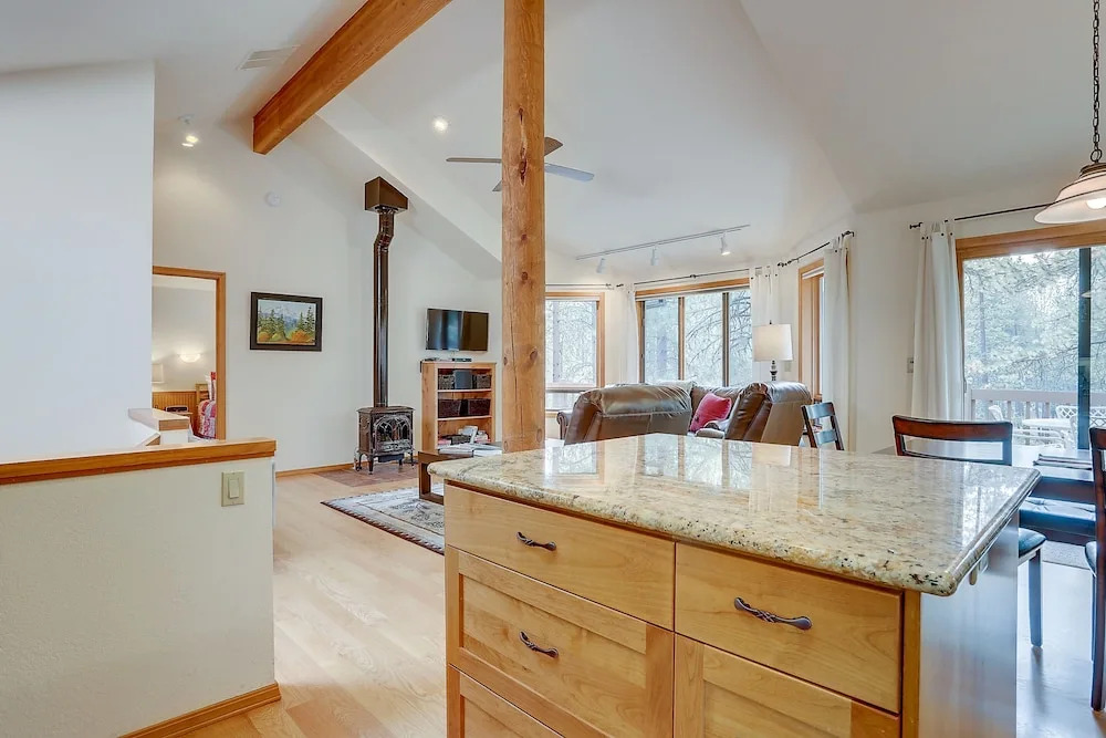 7 Cedar Private Cul-de-sac include Hot Tub with Forest View by RedAwning