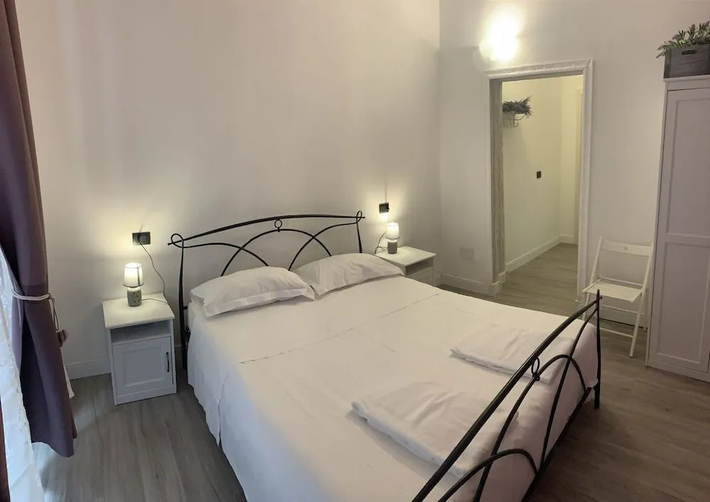 Guest House Virginias Rooms-Private free Parking and Top Carignano District