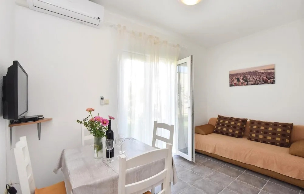 Awesome Home in Podstrana With Wifi and 1 Bedrooms