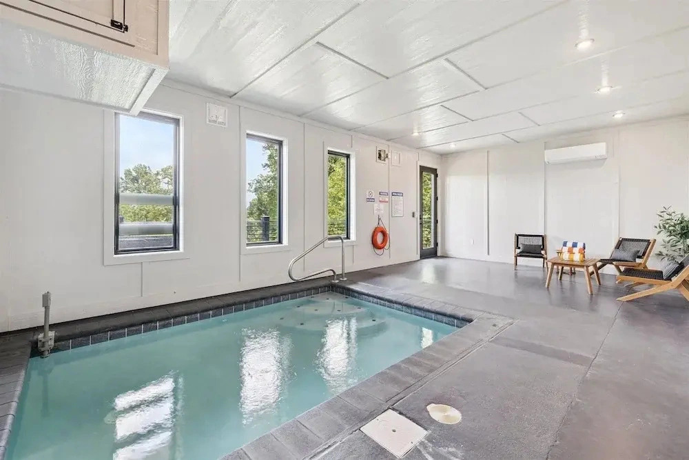 Luxury Cabin w Indoor Pool Hot Tub Game Room