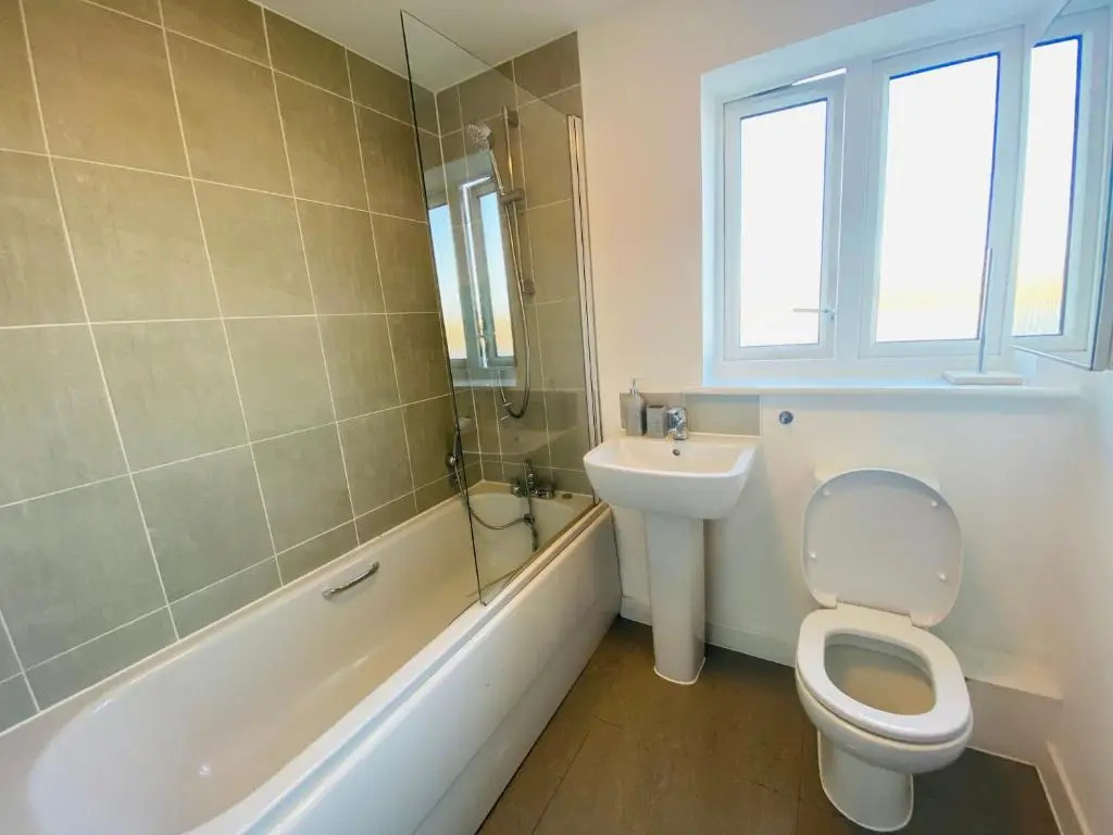 Modern 4-bed house with picturesque lakeside view