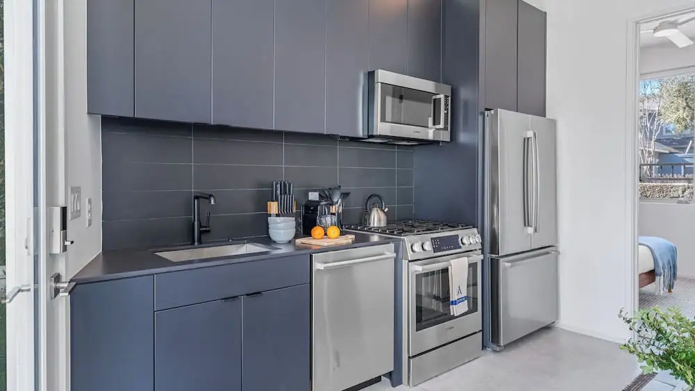 Sleeps 32, Private Compound w/ Putting Green Bouldin Collective by Avantstay