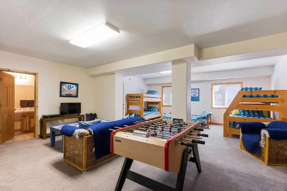 < 8 Mi to Donner Lake: Home w/ Deck + Balcony!
