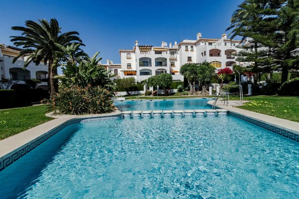CB1- Sweet flat, shared pool in perfect location