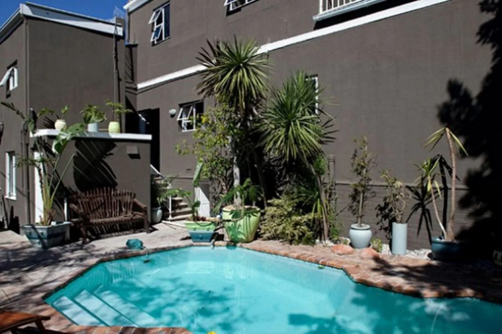 THE BIG - Luxury Backpackers