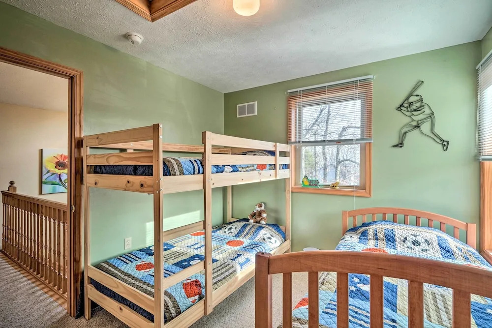 Walk to Pool & Lake: Albrightsville Vacation Home!