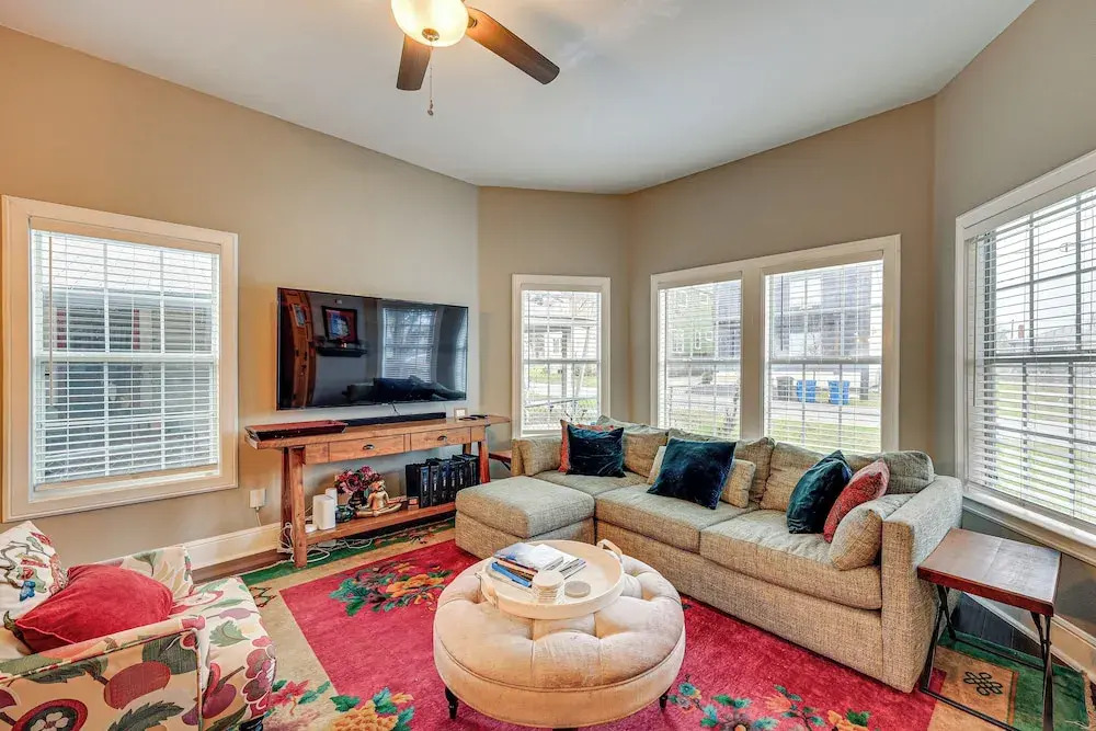 Artsy Bungalow w/ Yard in Dtwn San Antonio