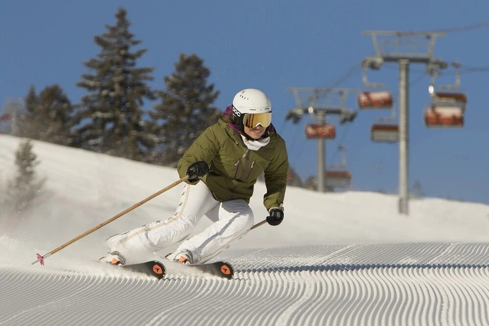 2 Bedroom Lift - Modern & Ski-in, Ski-out Condo by Redawning