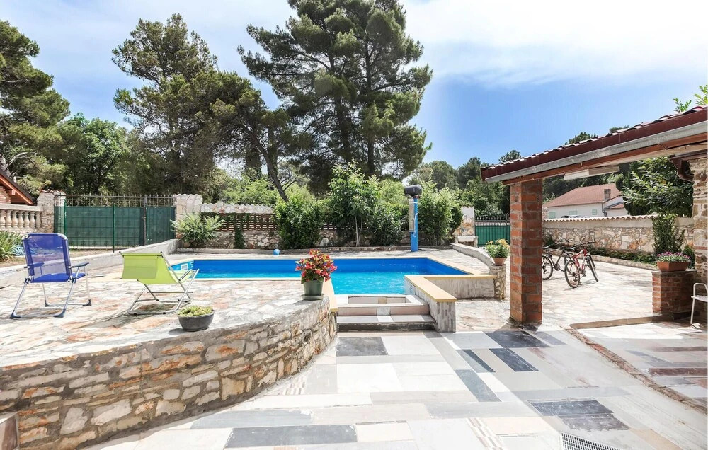 Stunning Home In Peroj