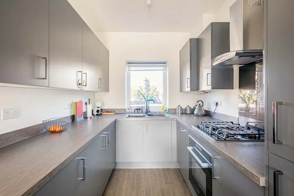 Perfect Booking 4 Bed Home in Swindon