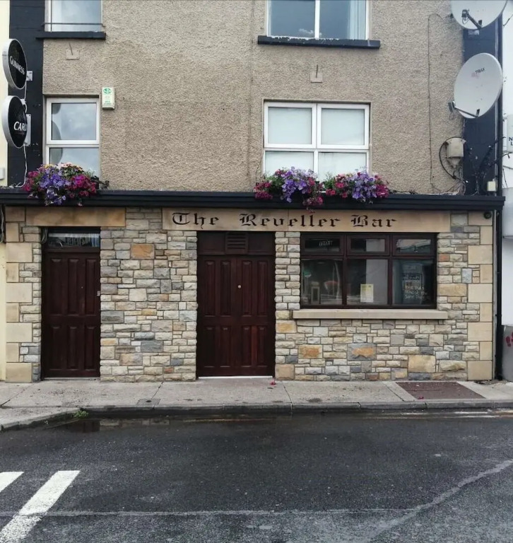 Reveller Bar Lodgings