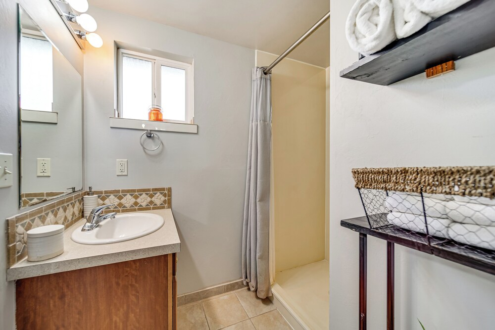 1 Mi to Camels Back Park: Boise Studio w/ Patio!