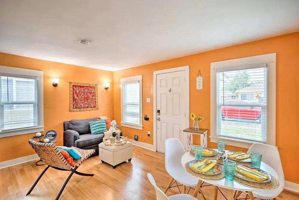 7 Mi to Downtown: Long Beach Bungalow w/ Patio