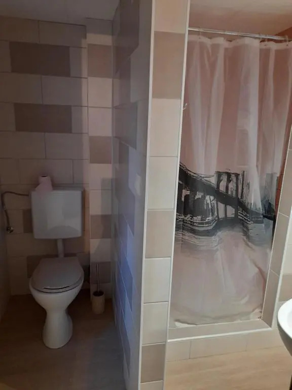 Charmant petit appartement avec bel exterieur.