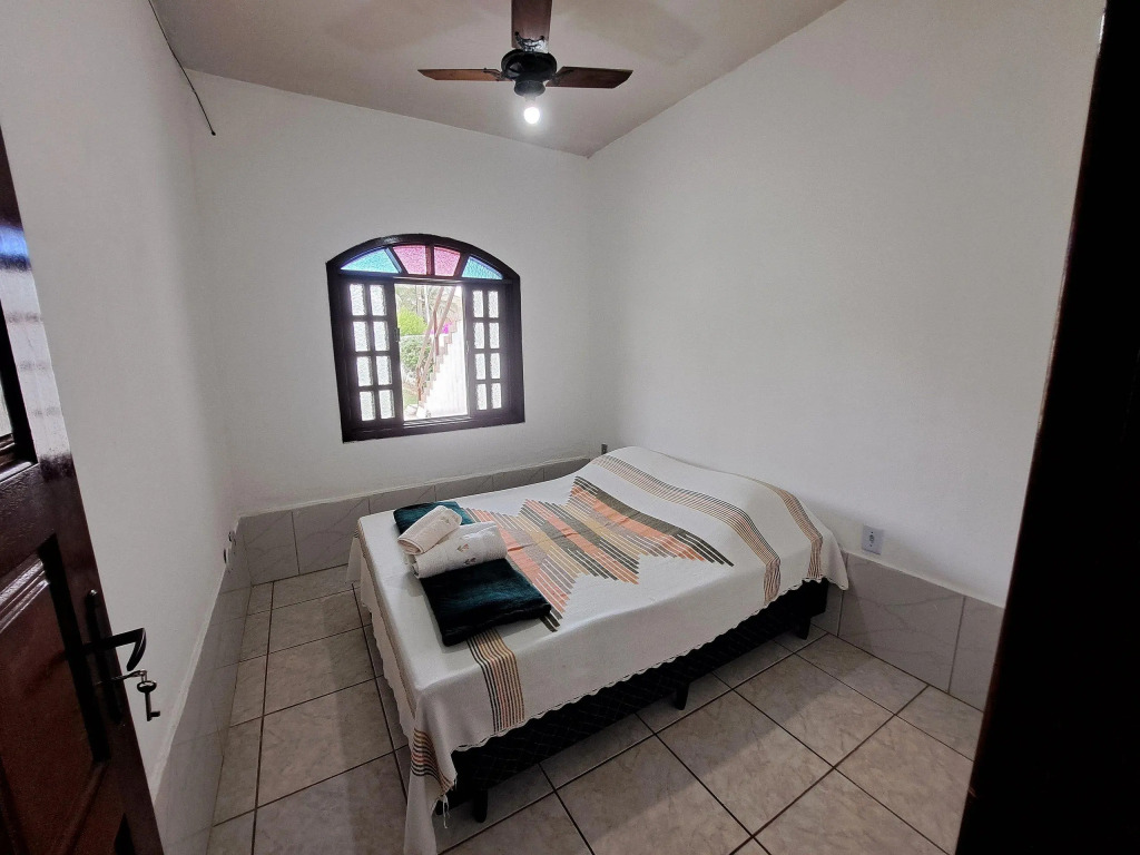 4 Quartos Espaçosos C/churrasqueira E Praia A 150m