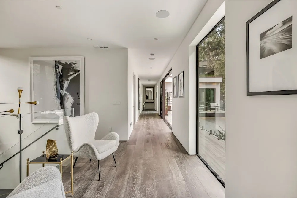 Laurel Canyon - Architectural Modern Estate With Pool & Landscaped Garden