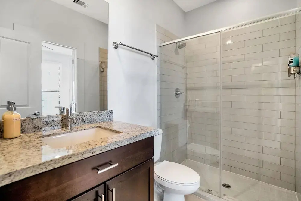 3BD HTX Luxe Home Fast Wi-fi Garage Location
