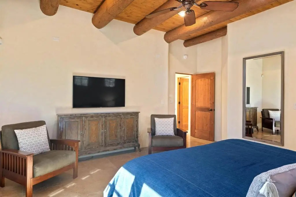 Casa Nona - Pristine Home in the Railyard District, Walk to The Plaza