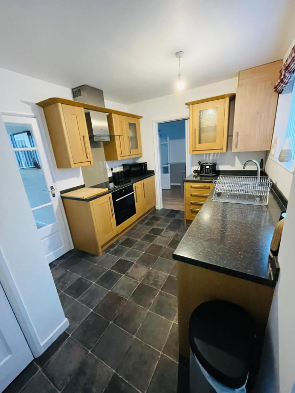 Lovely Modern 3 Bedroom Home with Private Garden & Large Driveway Fits 2 Vans Ideal for Contractors NHS & Long Term Stays Easy Access to M6, Walsall & City Centre