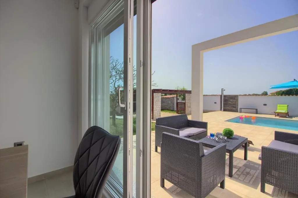 Modern villa Nerina with private pool near Pula