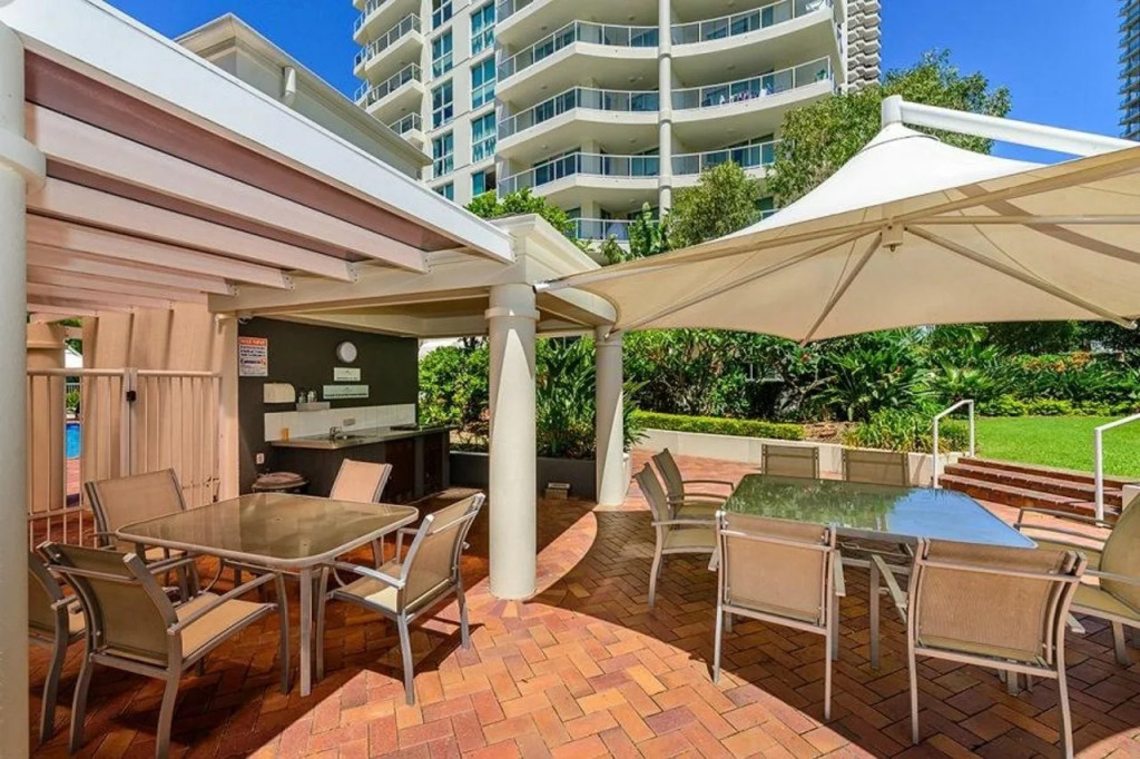 The Crest Apartments - Main Beach