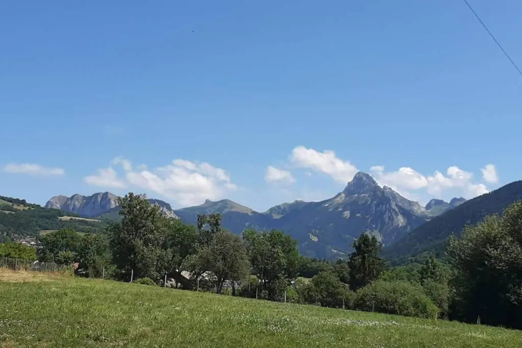 Laprau, House between lake & mountain