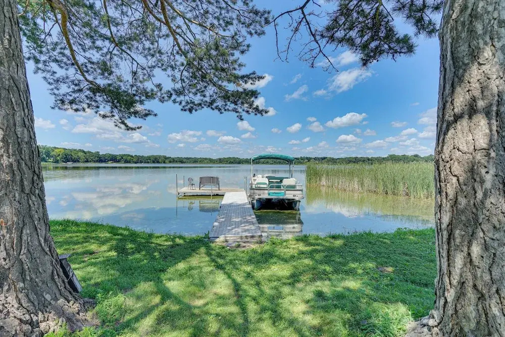 Lakefront Mound Getaway: Near Snowmobiling Trails!