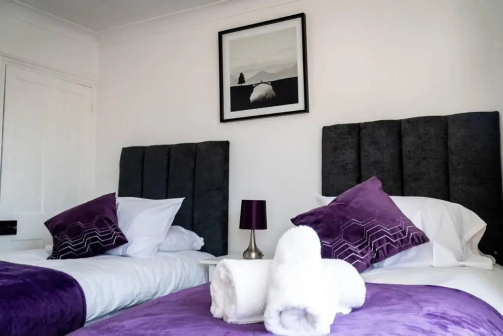 2 bed house, Wifi, dishwasher and garden. Long stay discounts