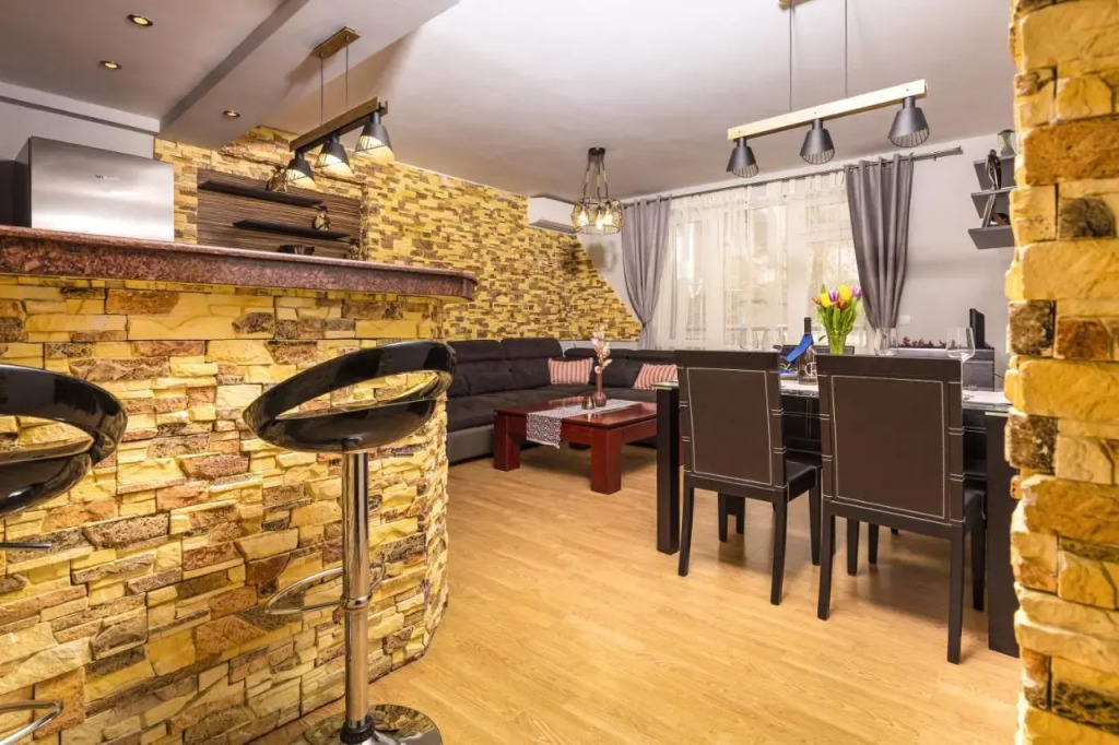 1BD flat with a Garage - 5 mins to the city centre