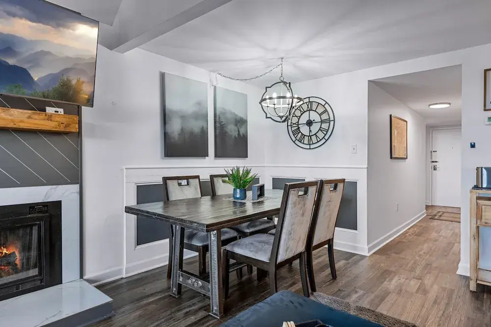 The Summit 5307 / INDOOR AND OUTDOOR POOLS