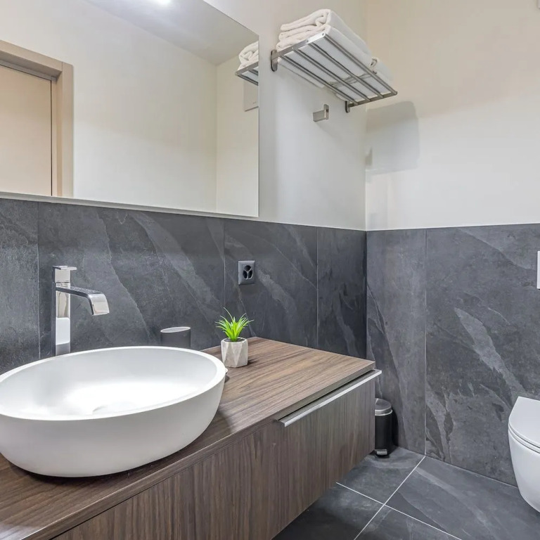 Icon H 405 Suite Business