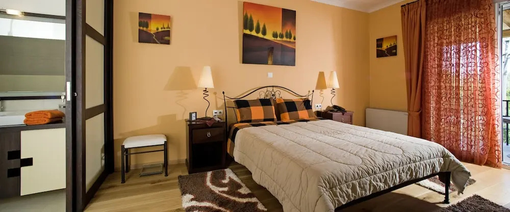 Beautiful 9-Bed Villa in Gouvia with Tennis Court