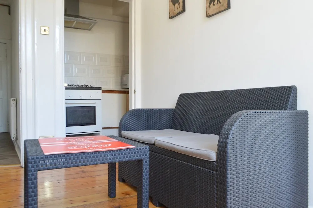 2 Bedroom Flat In Central Edinburgh