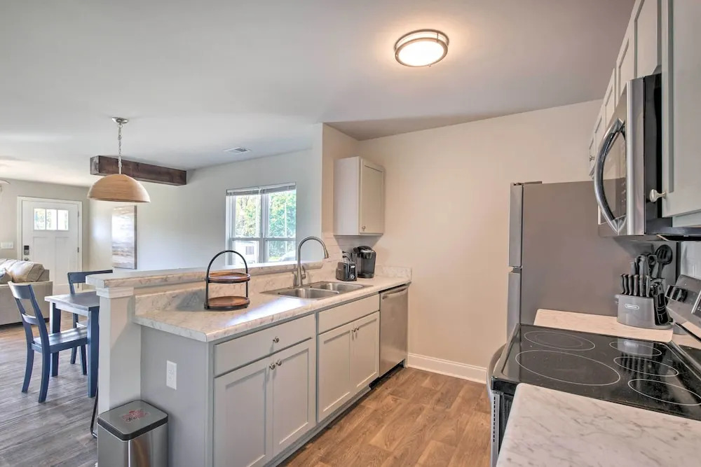 Greer Getaway w/ Smart TV ~ 1 Mi to Dtwn!