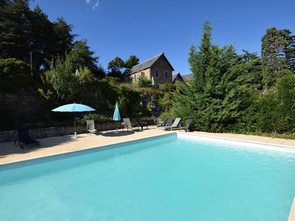 Apartment in a castle with garden and swimming pool